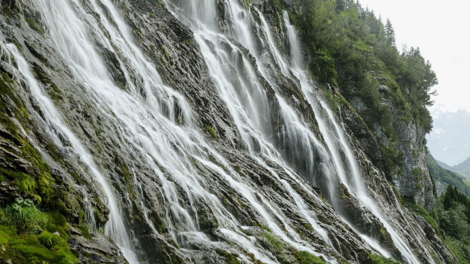 Imponente cascada en un paisaje verde (© Geberit) Imponente cascada en un paisaje verde (© Geberit)