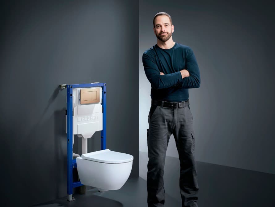 Un instalador al lado de La Solución Completa Geberit para el inodoro Un instalador al lado de La Solución Completa Geberit para el inodoro
