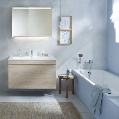 Cuarto de baño con inodoro y lavabo de la serie Geberit Renova, además de bañera