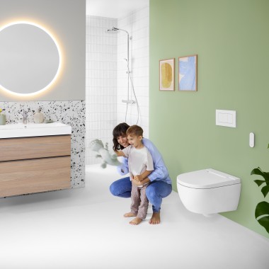 Mujer y niño en un colorido baño con espejo Geberit Option