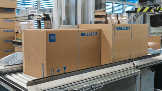 Nuevo embalaje más pequeño (izquierda) para inodoros bidé en contraste con la antigua caja de cartón (derecha) (© Julia Dunlop) Nuevo embalaje más pequeño (izquierda) para inodoros bidé en contraste con la antigua caja de cartón (derecha) (© Julia Dunlop)