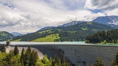 Presa que generará electricidad a partir de energía hidroeléctrica renovable (©wirestock/Freepik)