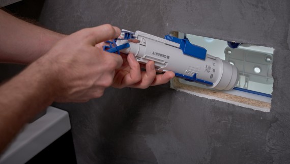 Instalación de un mecanismo de descarga en una cisterna empotrada (© Ben Huggler) Instalación de un mecanismo de descarga en una cisterna empotrada (© Ben Huggler)