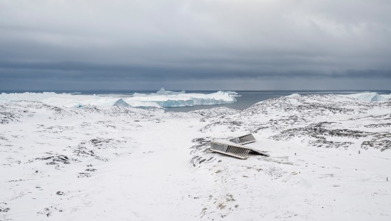 El Ice Fjord Centre es el único edificio en medio del paisaje helado (© Adam Mørk)