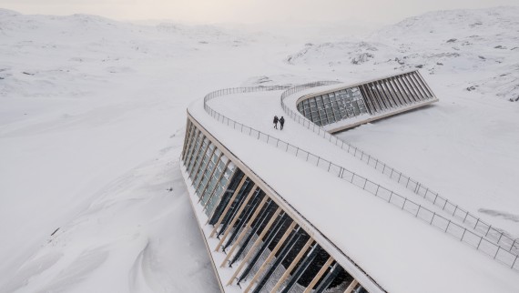 El tejado del Ice Fjord Centre es también una terraza (© Adam Mørk)