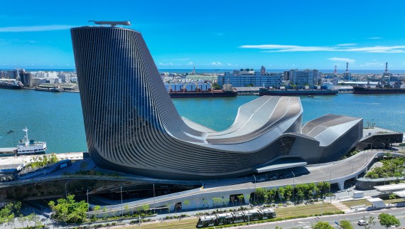 La terminal portuaria se sitúa junto al agua como el casco de un barco.