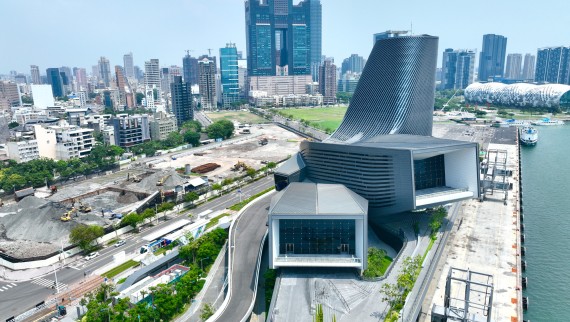 Puente en lugar de barrera: gracias al paseo marítimo, el edificio conecta la terminal portuaria con la ciudad