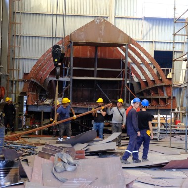 El astillero ADA Yachting en Bodrum es un hervidero de actividad. La construcción del yate requiere numerosos trabajadores cualificados y dura unos buenos dos años (© Serkan Ali Çiftçi)